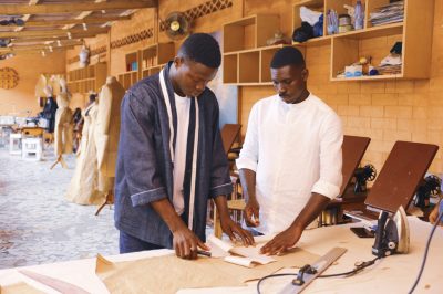 Chaque création commence par un patron réalisé avec précision. Au CMAA Togo, les apprenants apprennent à transformer une idée en projet concret.