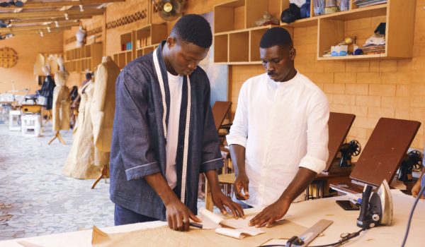 Chaque création commence par un patron réalisé avec précision. Au CMAA Togo, les apprenants apprennent à transformer une idée en projet concret.