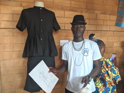 Kossi-Gerald-Okpokou-avec-son-Betekeli-modernise-en-tissu-noir